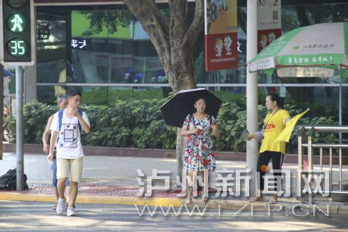 絕大多數(shù)市民都做到了自覺禮讓斑馬線，不橫穿馬路，不翻越欄桿，做到車讓人、人讓車2.JPG