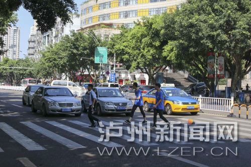 四川警察學(xué)院前的斑馬線沒有紅綠燈，但過往車輛見到有行人過斑馬線都會禮讓行人
