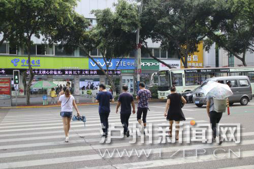 絕大多數(shù)市民都做到了自覺禮讓斑馬線，不橫穿馬路，不翻越欄桿，做到車讓人、人讓車